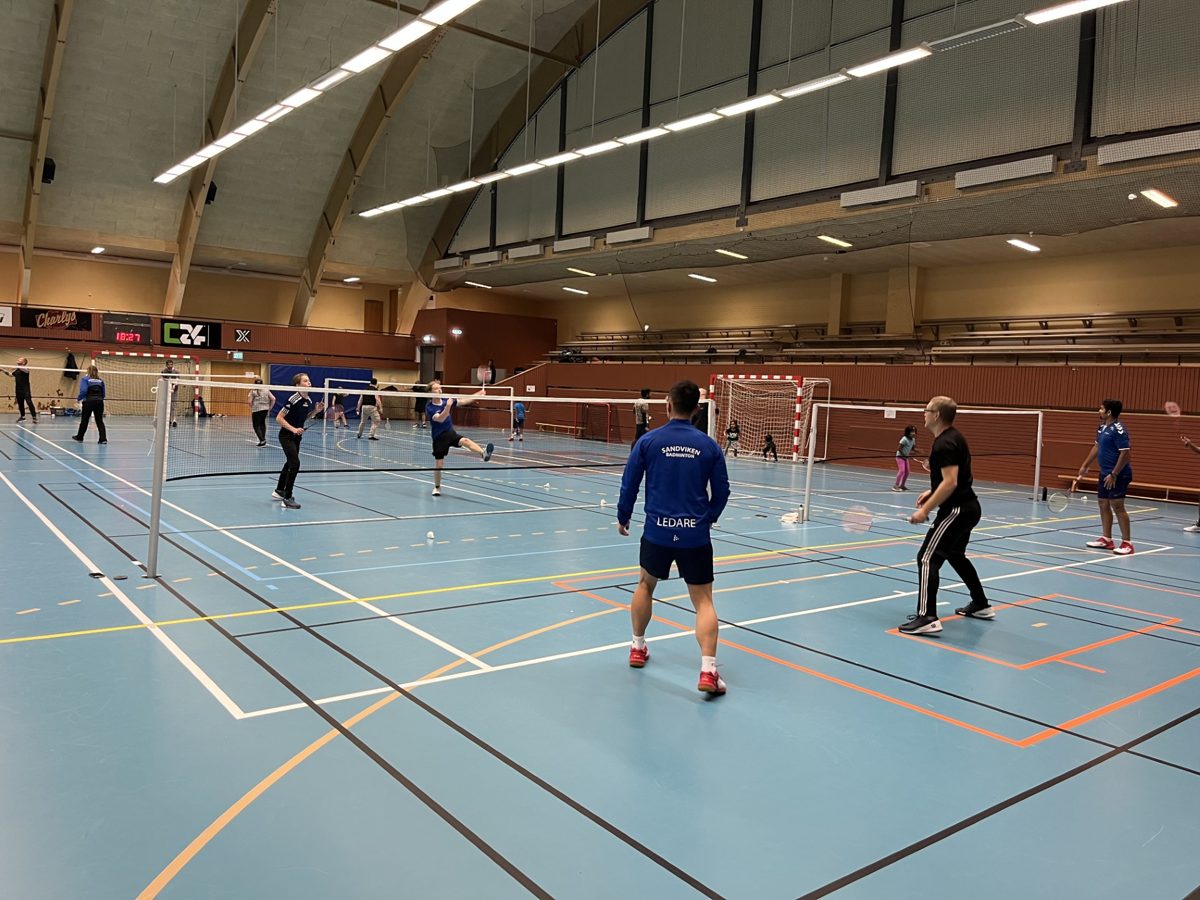 Spelare under träning i hallen